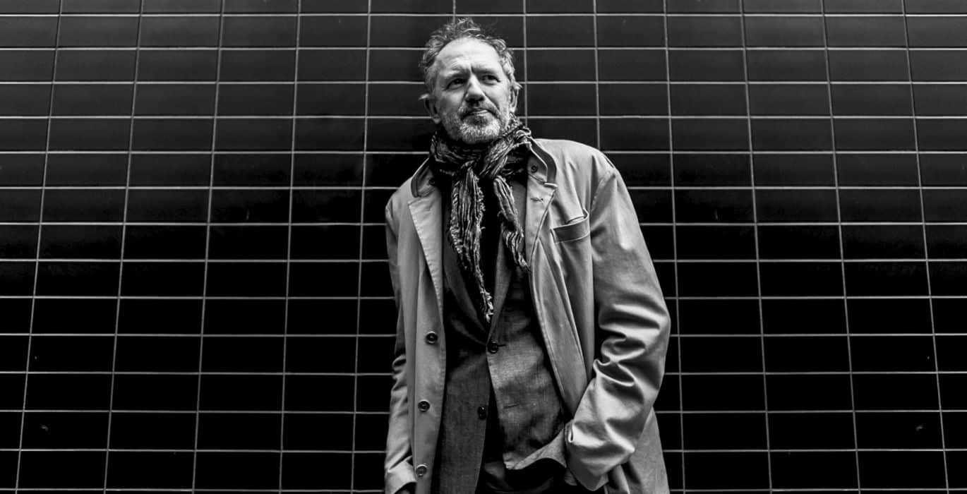 Corbijn comenzó su carrera como fotógrafo de bandas en la década de 1980